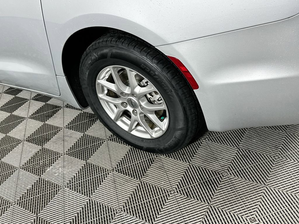 Certified 2024 Chrysler Pacifica Touring-L image 42