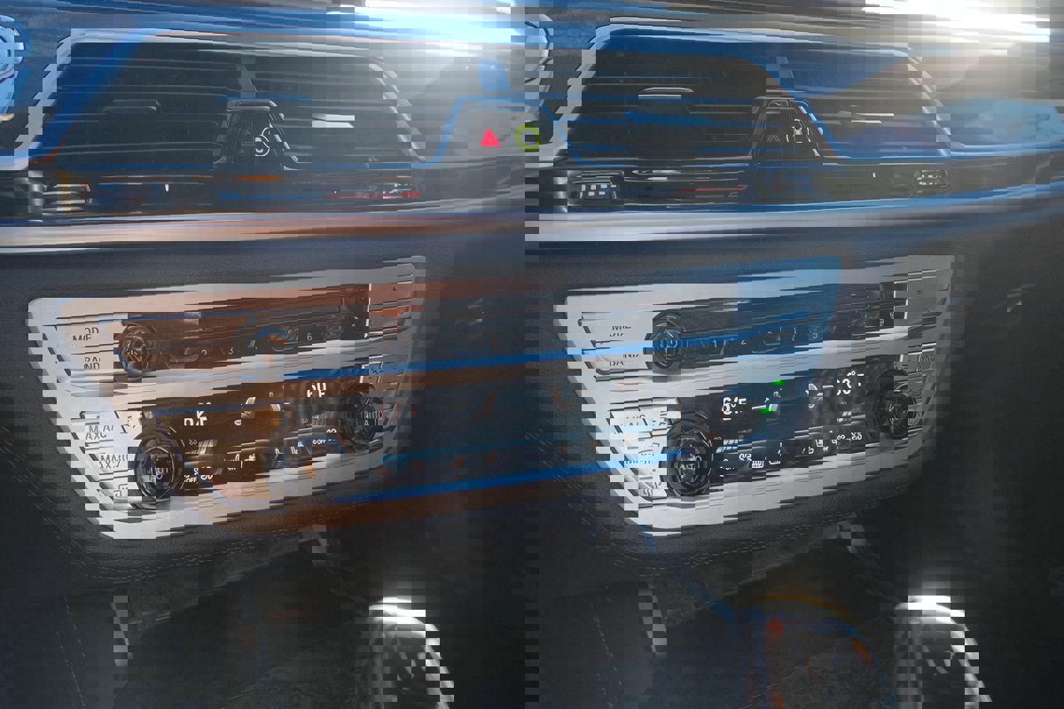 Used 2019 BMW 750i image 26