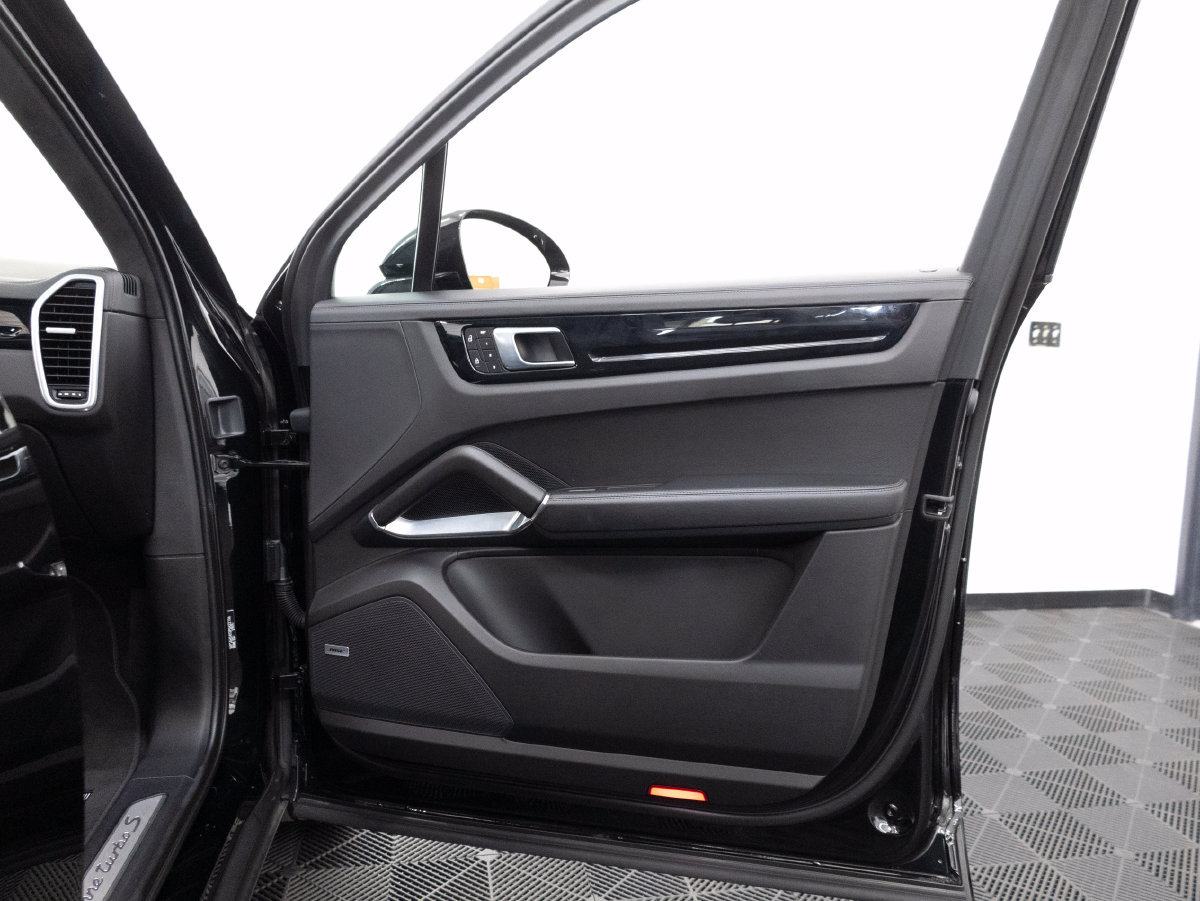 Certified 2023 Porsche Cayenne Turbo S AWD/4WD image 38