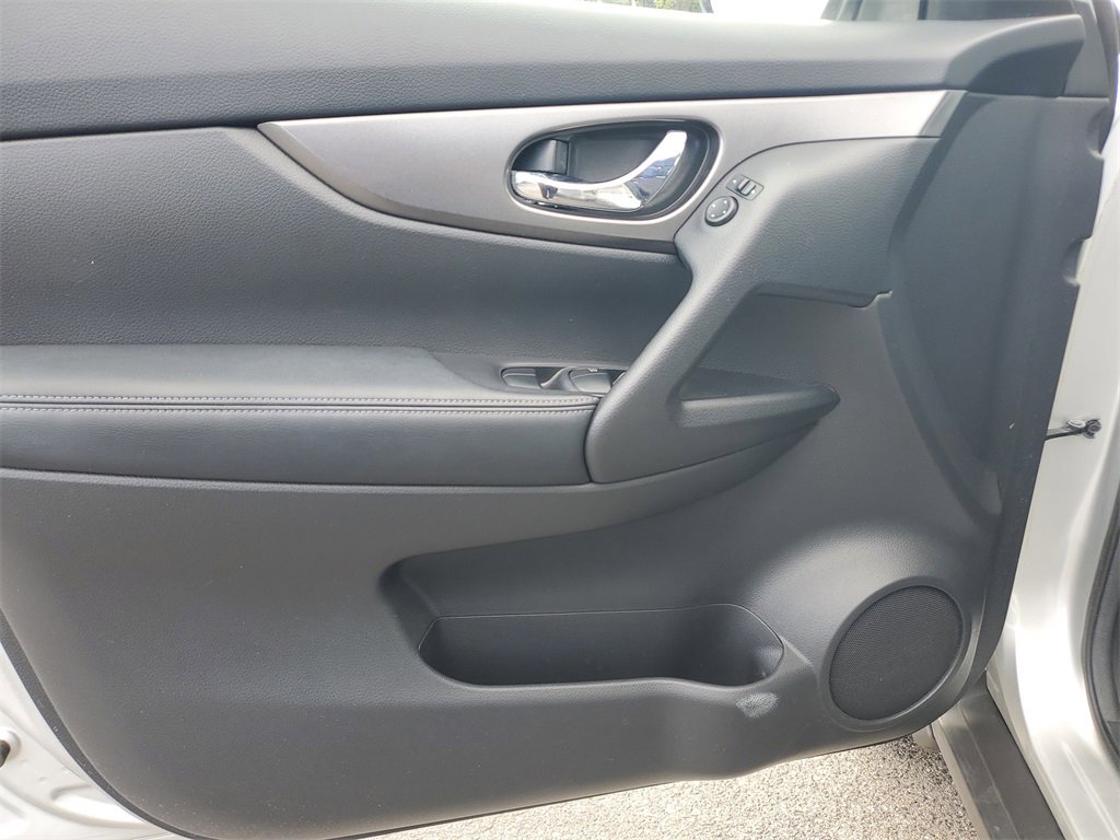 Used 2015 Nissan Rogue SV image 17