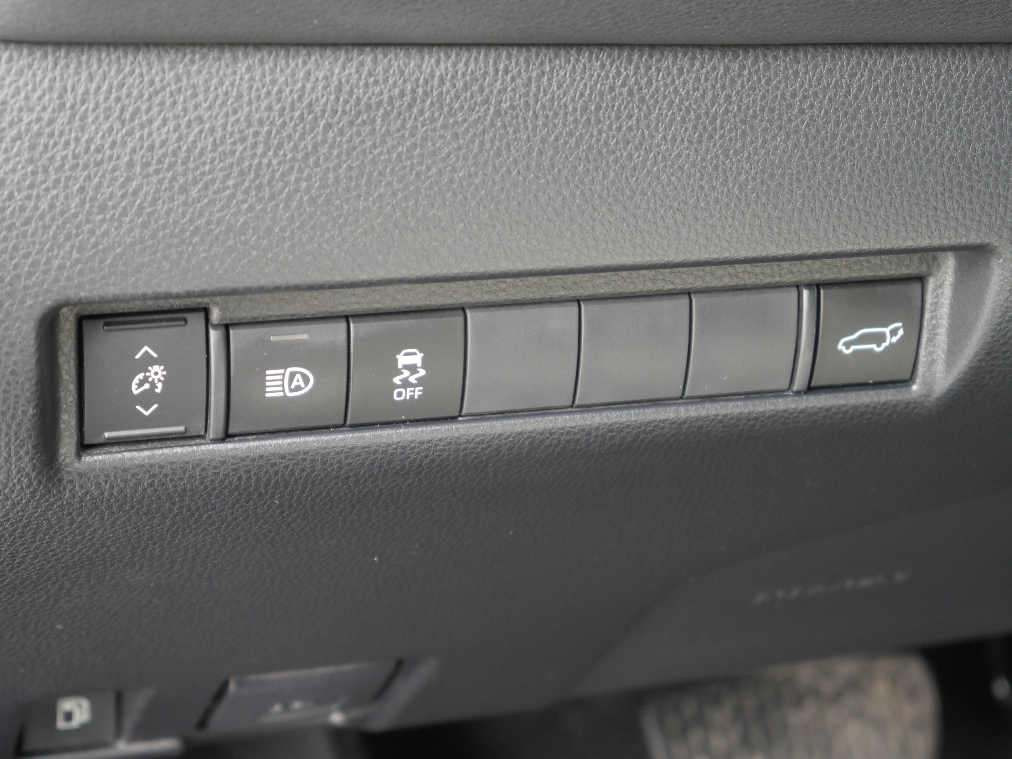 Used 2022 Toyota Venza XLE AWD/4WD image 5