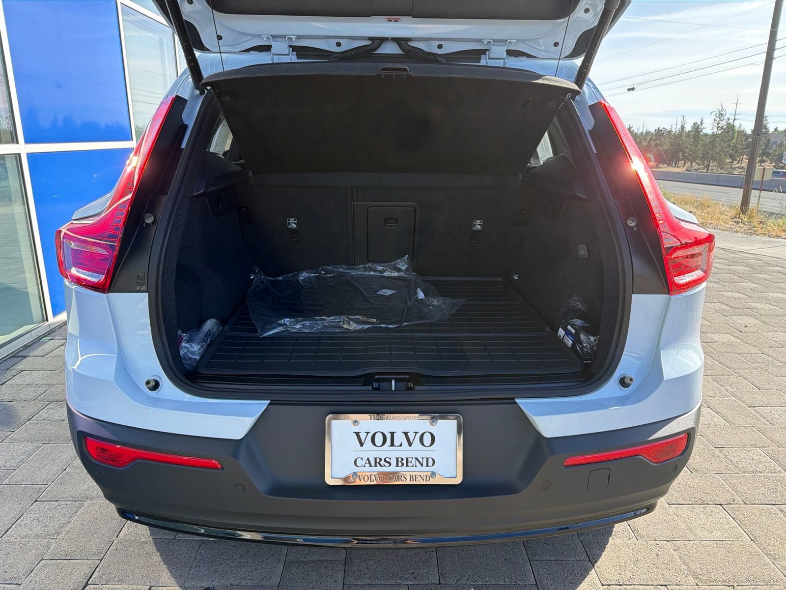 Certified 2024 Volvo XC40 B5 Plus w/ Protection Package Premier AWD/4WD image 9