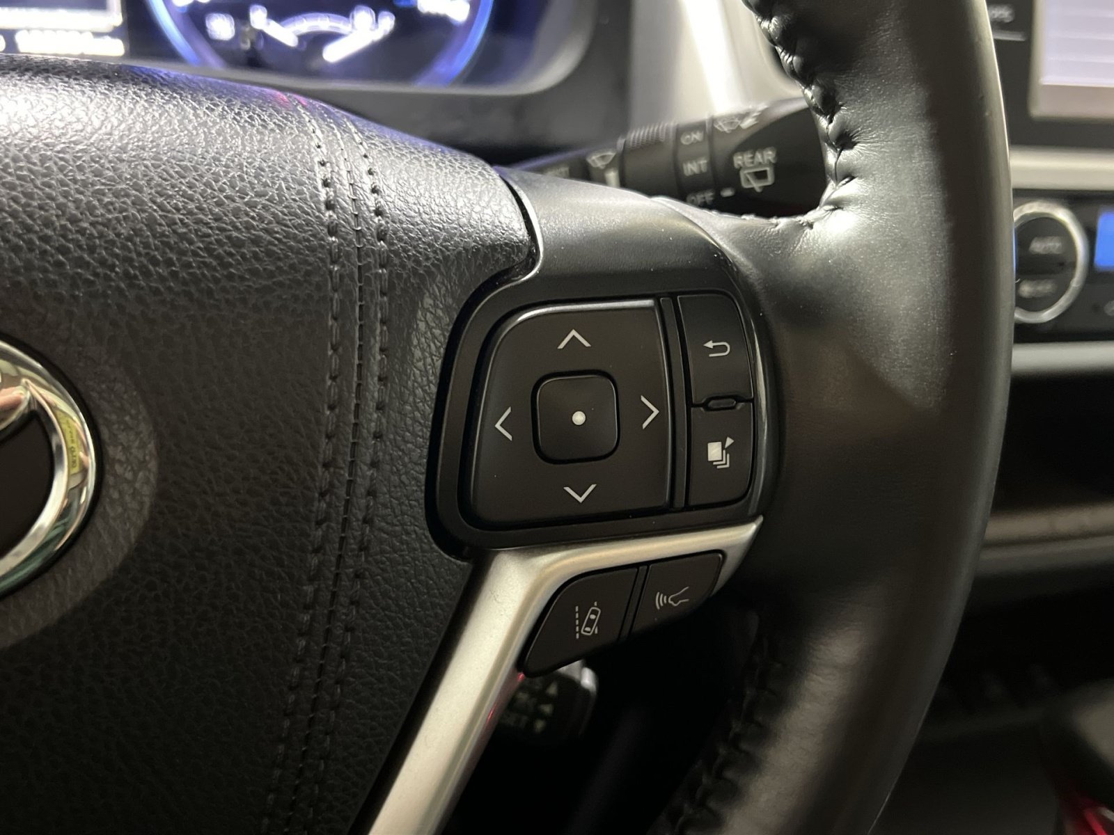 Used 2019 Toyota Highlander XLE AWD/4WD image 23