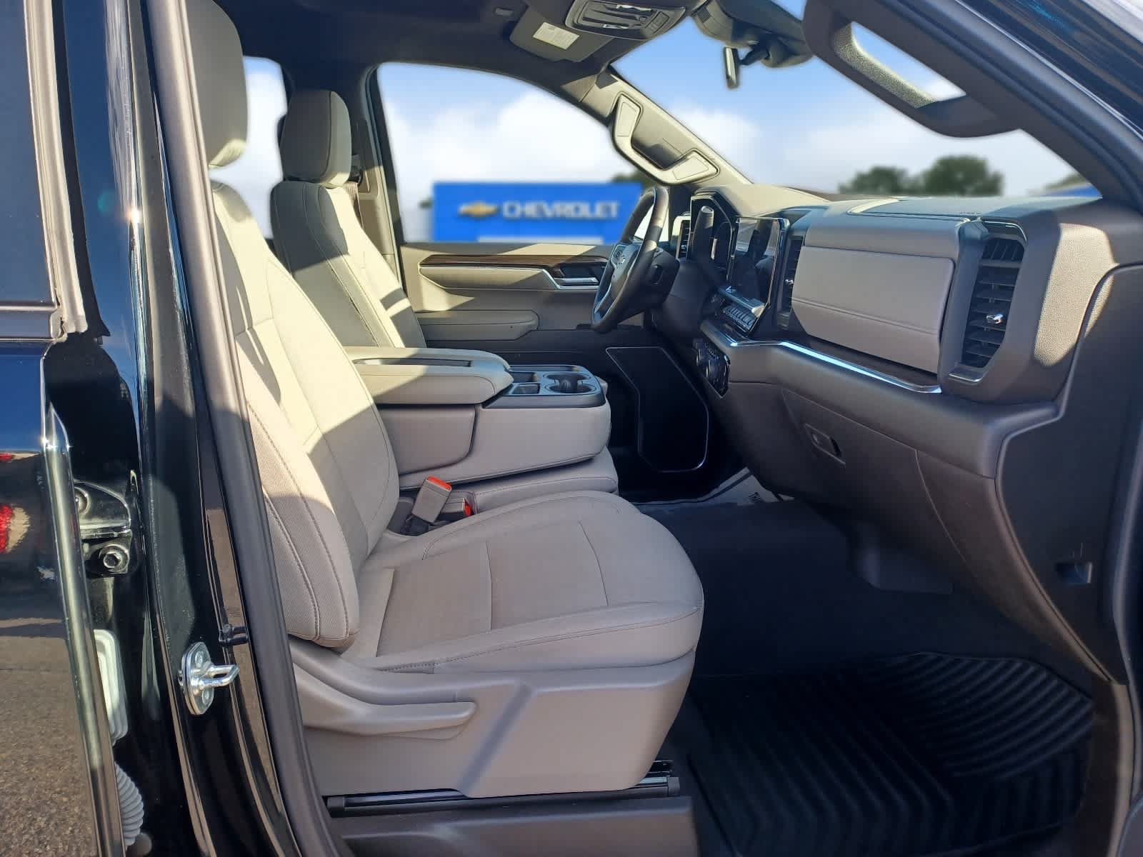 Used 2025 Chevrolet Silverado 1500 LT AWD/4WD image 18
