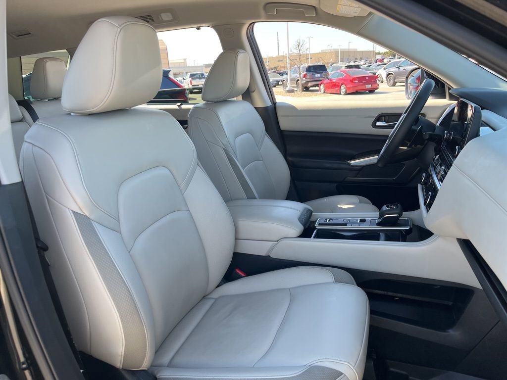 Used 2024 Nissan Pathfinder SL w/ Black Appearance Package image 29