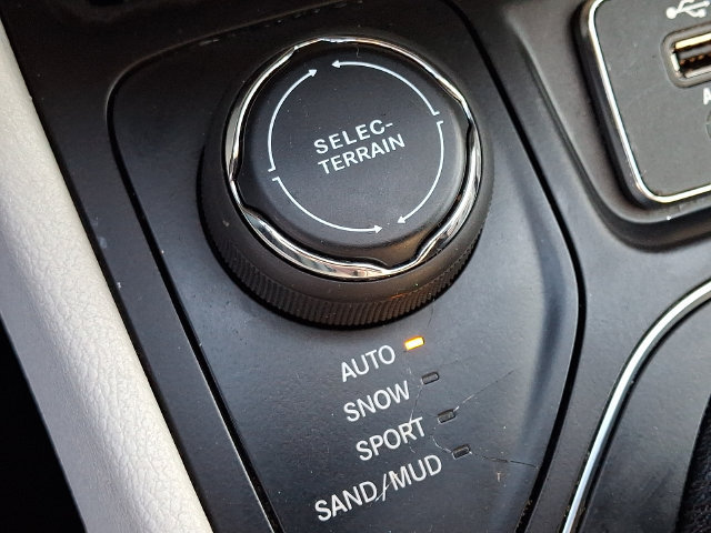 Used 2020 Jeep Cherokee Latitude Plus AWD/4WD image 23