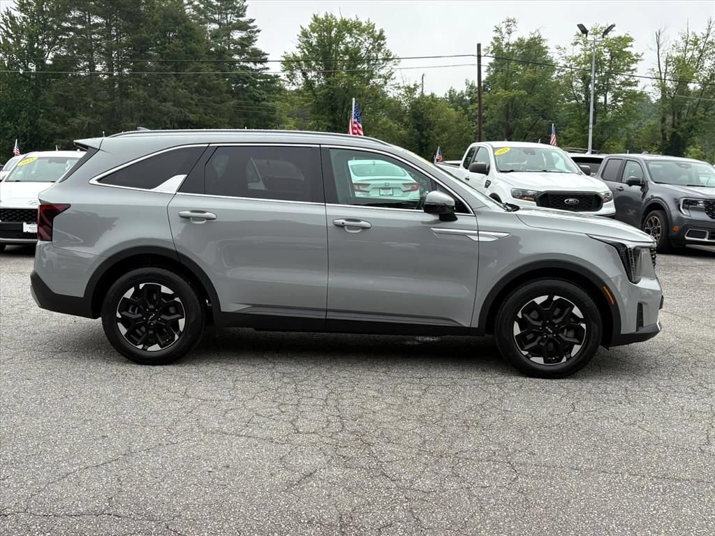 Used 2025 Kia Sorento S FWD image 3
