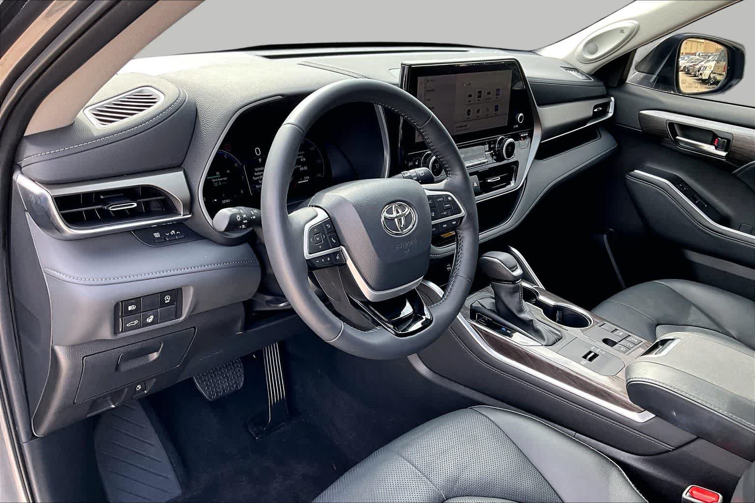 Used 2024 Toyota Highlander Limited FWD image 16