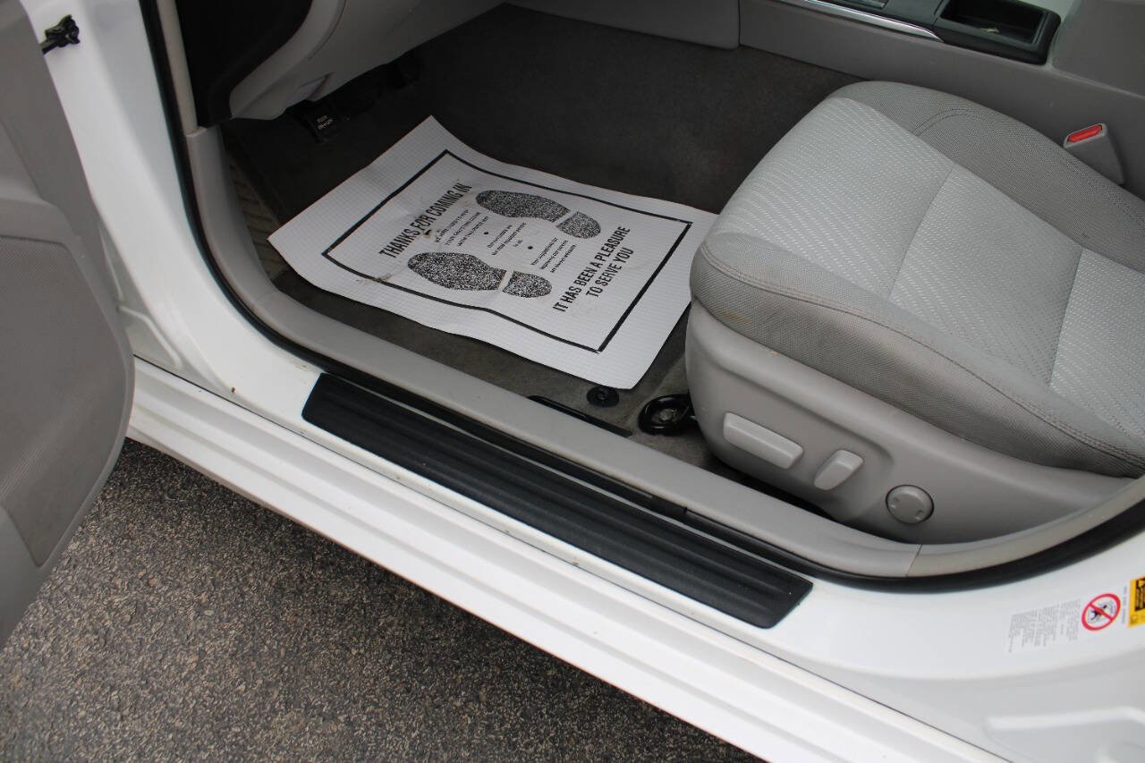 Used 2016 Toyota Camry LE image 19