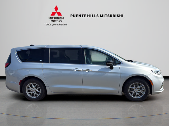 Used 2024 Chrysler Pacifica Touring-L FWD image 4