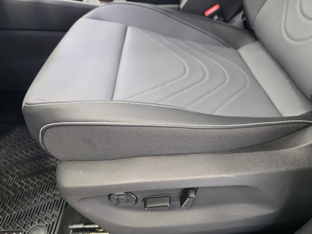 New 2026 Volkswagen Tiguan SE R-Line image 18