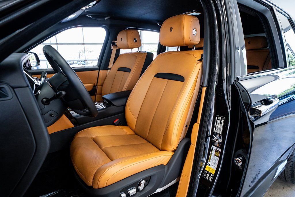 Used 2022 Rolls-Royce Cullinan Black Badge AWD/4WD image 36