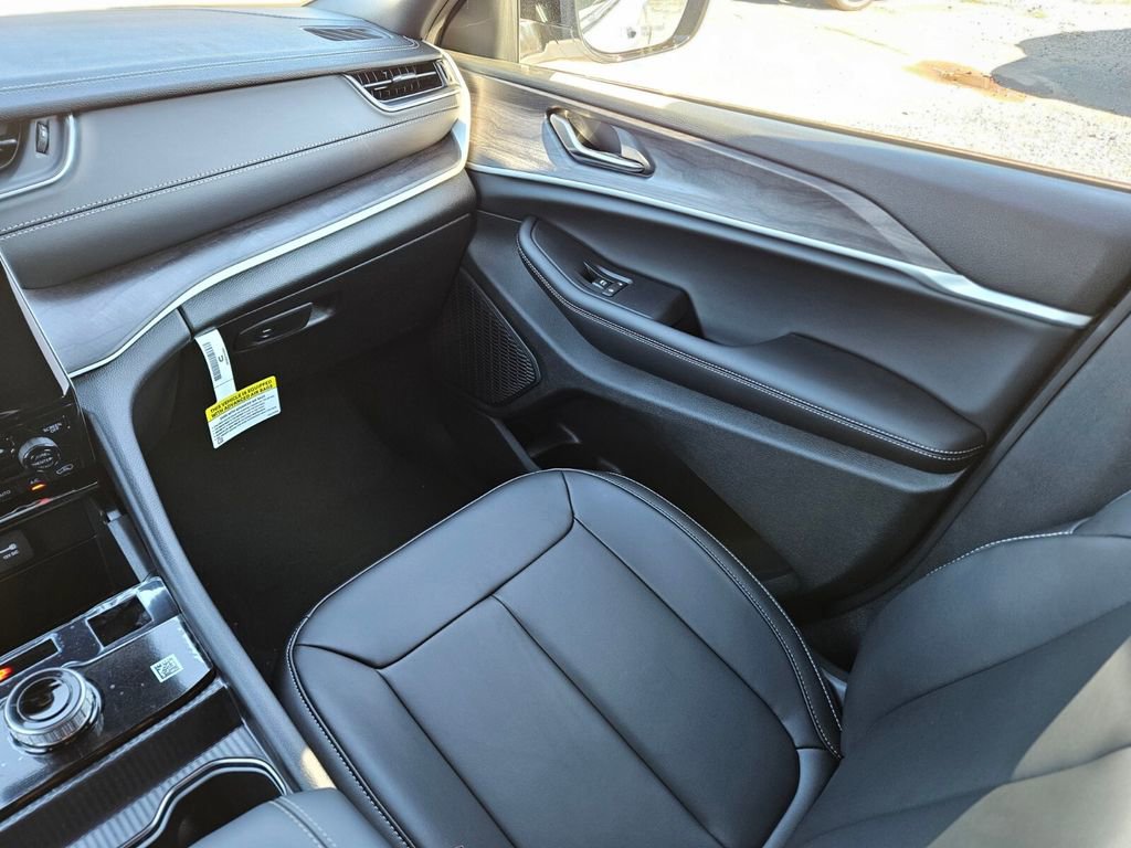New 2025 Jeep Grand Cherokee Limited image 15