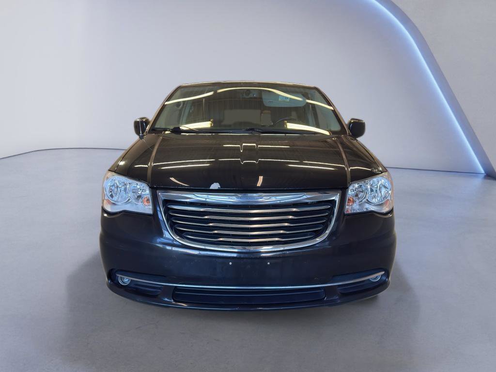 Used 2016 Chrysler Town & Country Touring FWD image 2
