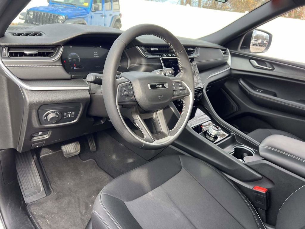 Used 2025 Jeep Grand Cherokee L Laredo AWD/4WD image 17