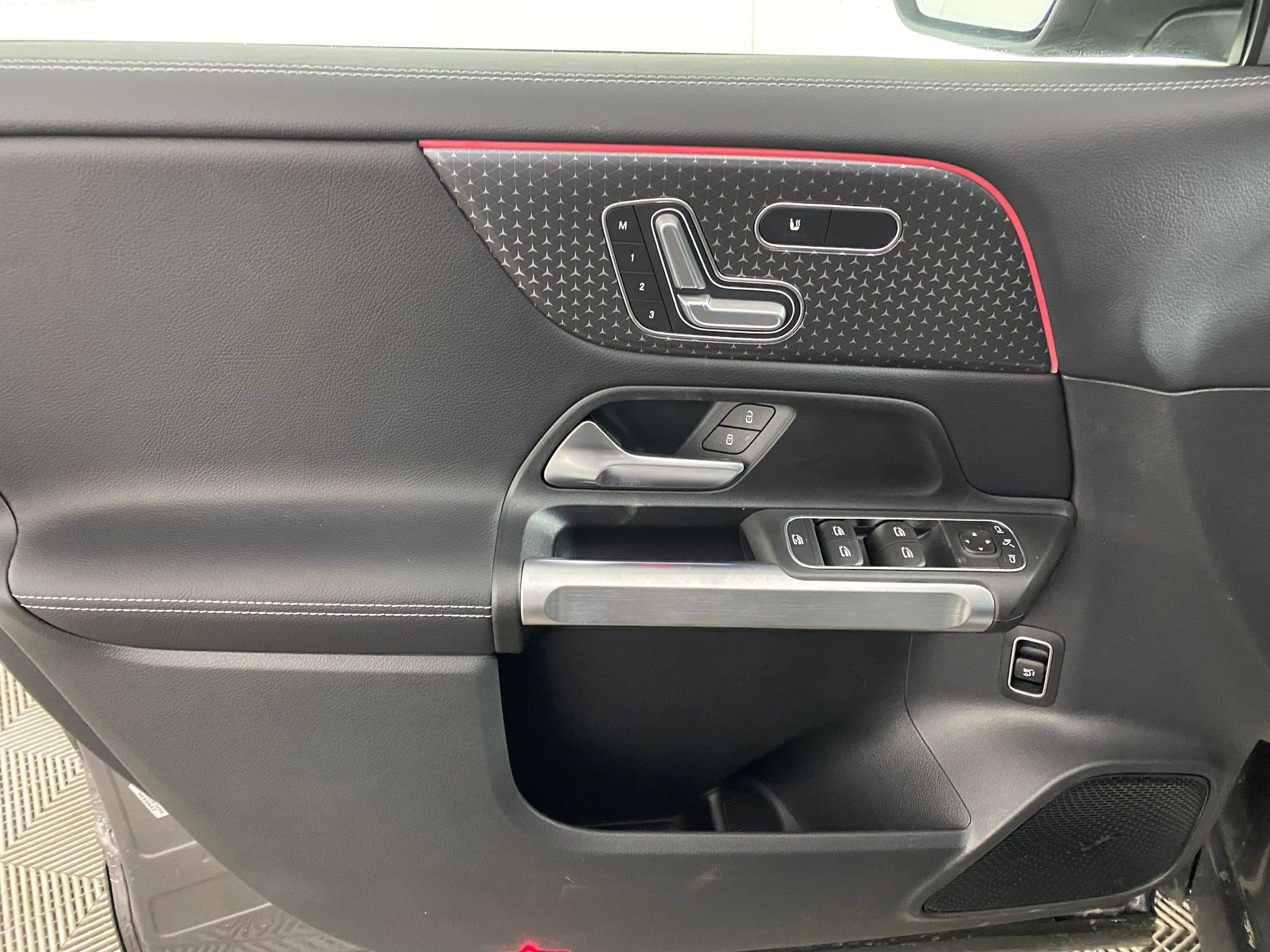 Used 2026 Mercedes-Benz GLB 250 4MATIC image 12