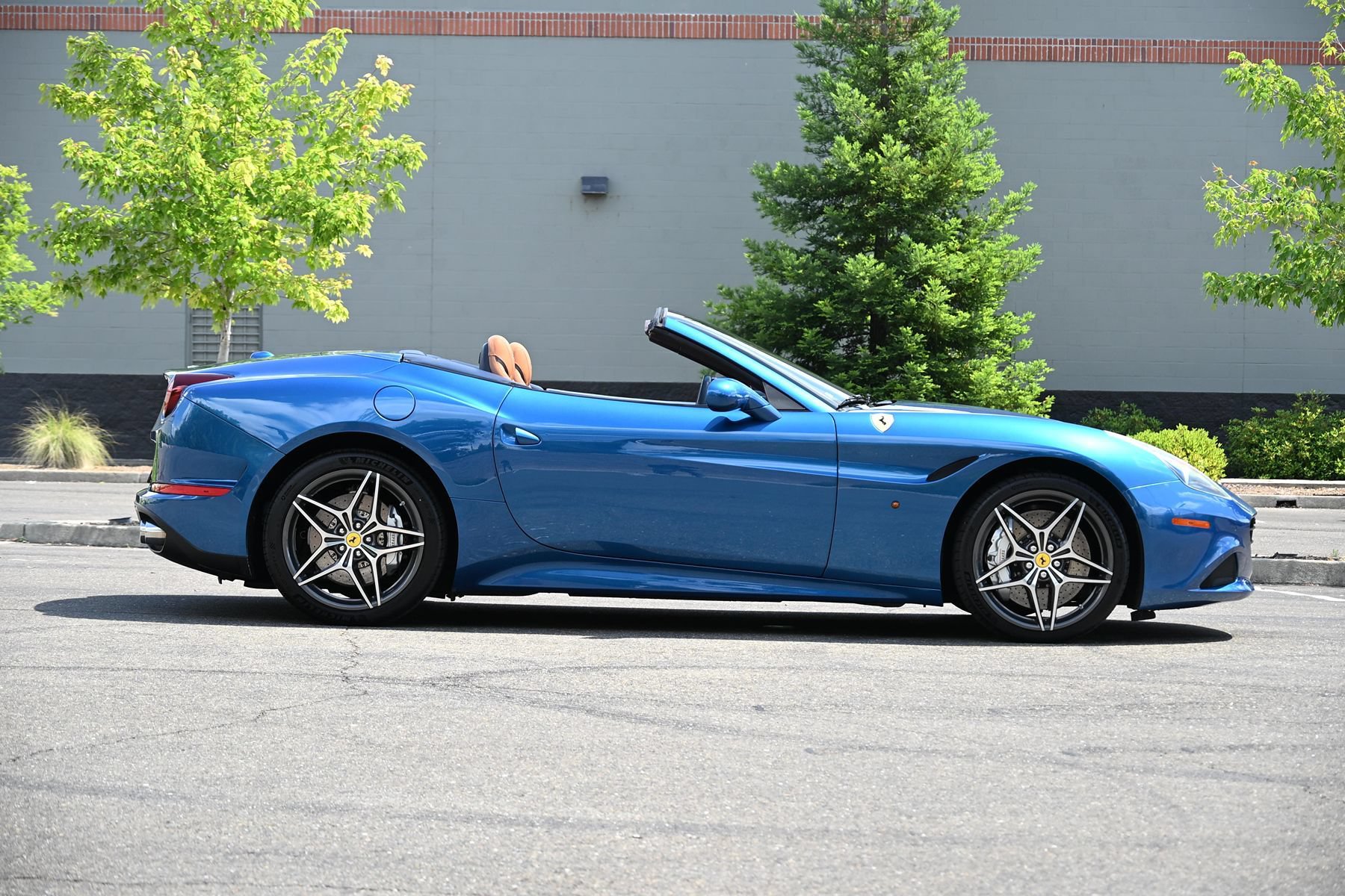 Used 2015 Ferrari California T RWD image 17