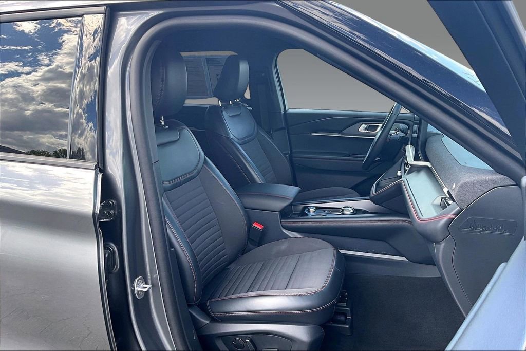 Used 2025 Ford Explorer ST-Line w/ ST-Line Street Pack AWD/4WD image 4