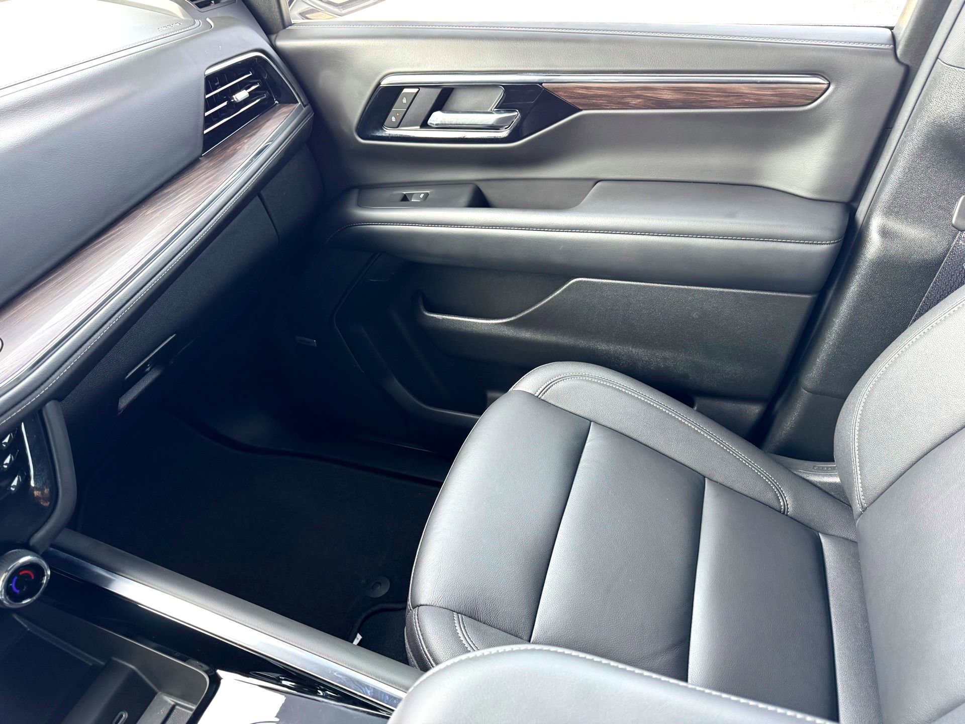 Used 2025 Chevrolet Tahoe LT w/ Comfort Package image 31