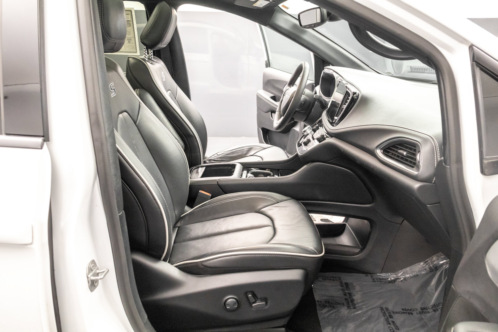 Used 2025 Chrysler Pacifica Limited FWD image 37