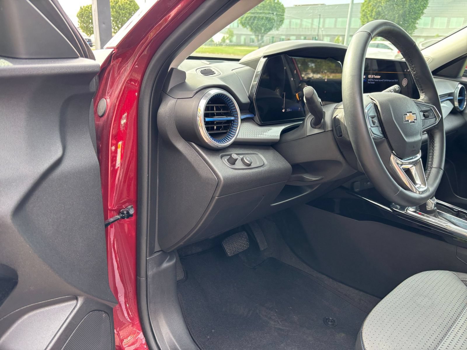 Used 2025 Chevrolet Trax LT w/ LT Convenience Package FWD image 33