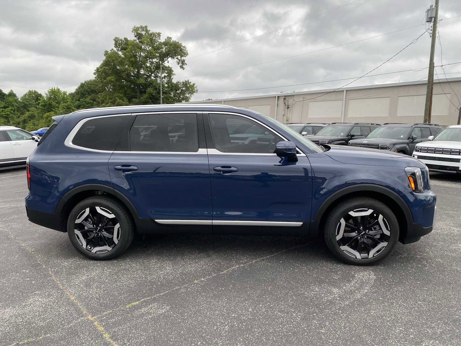 Used 2025 Kia Telluride EX w/ EX Captain's Chair Package FWD image 3