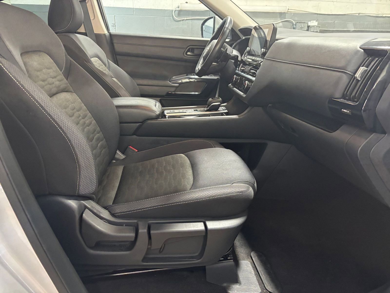 Used 2025 Nissan Pathfinder SV image 28