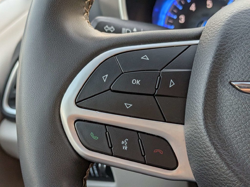 Used 2023 Chrysler Pacifica Touring-L FWD image 27
