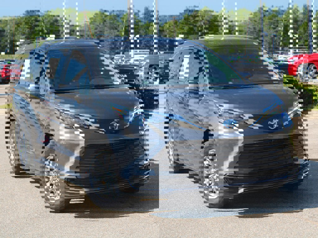 Used 2025 Toyota Sienna LE image 15