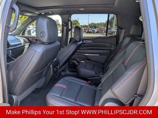 Used 2025 Chevrolet Traverse RS FWD image 13