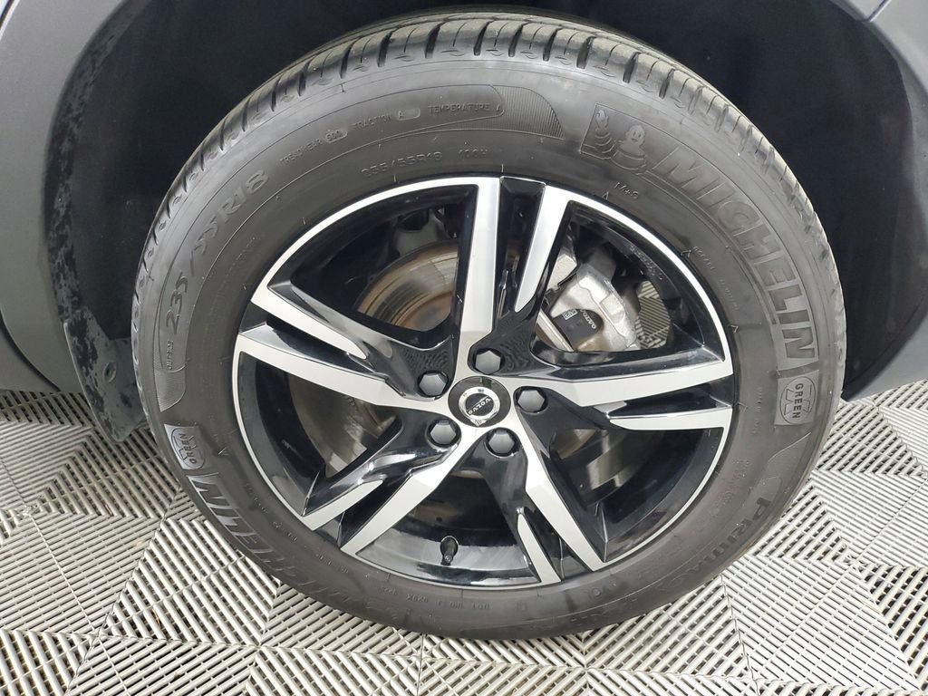 Certified 2025 Volvo XC40 B5 Core image 13