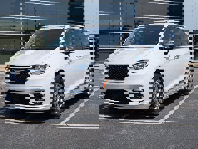 Used 2023 Chrysler Pacifica Limited image 1