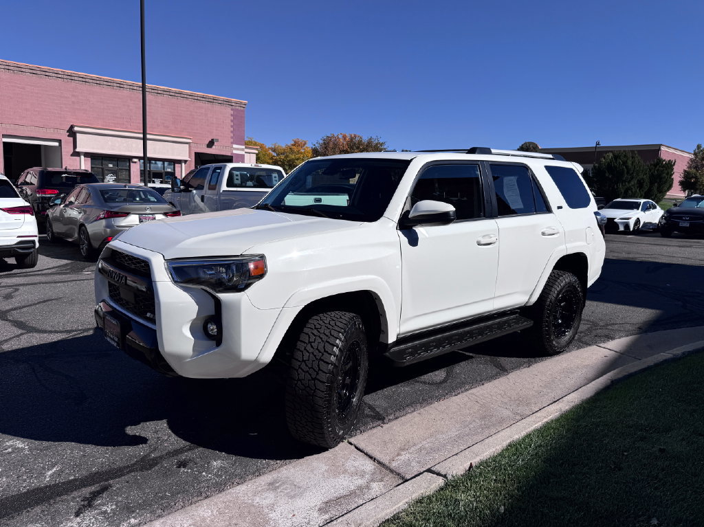 Used 2022 Toyota 4Runner SR5 AWD/4WD image 4