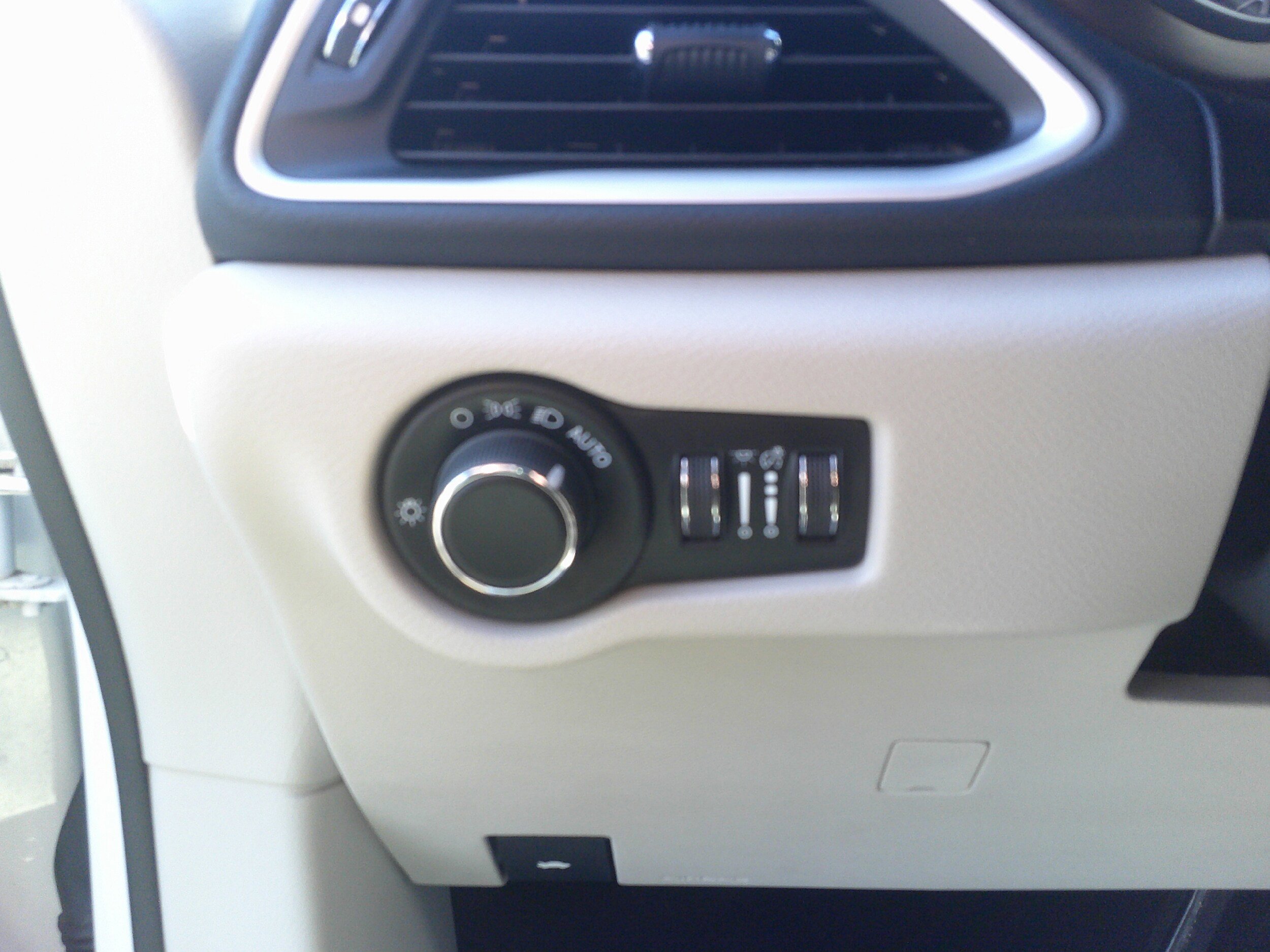 Used 2023 Chrysler Voyager LX FWD image 16
