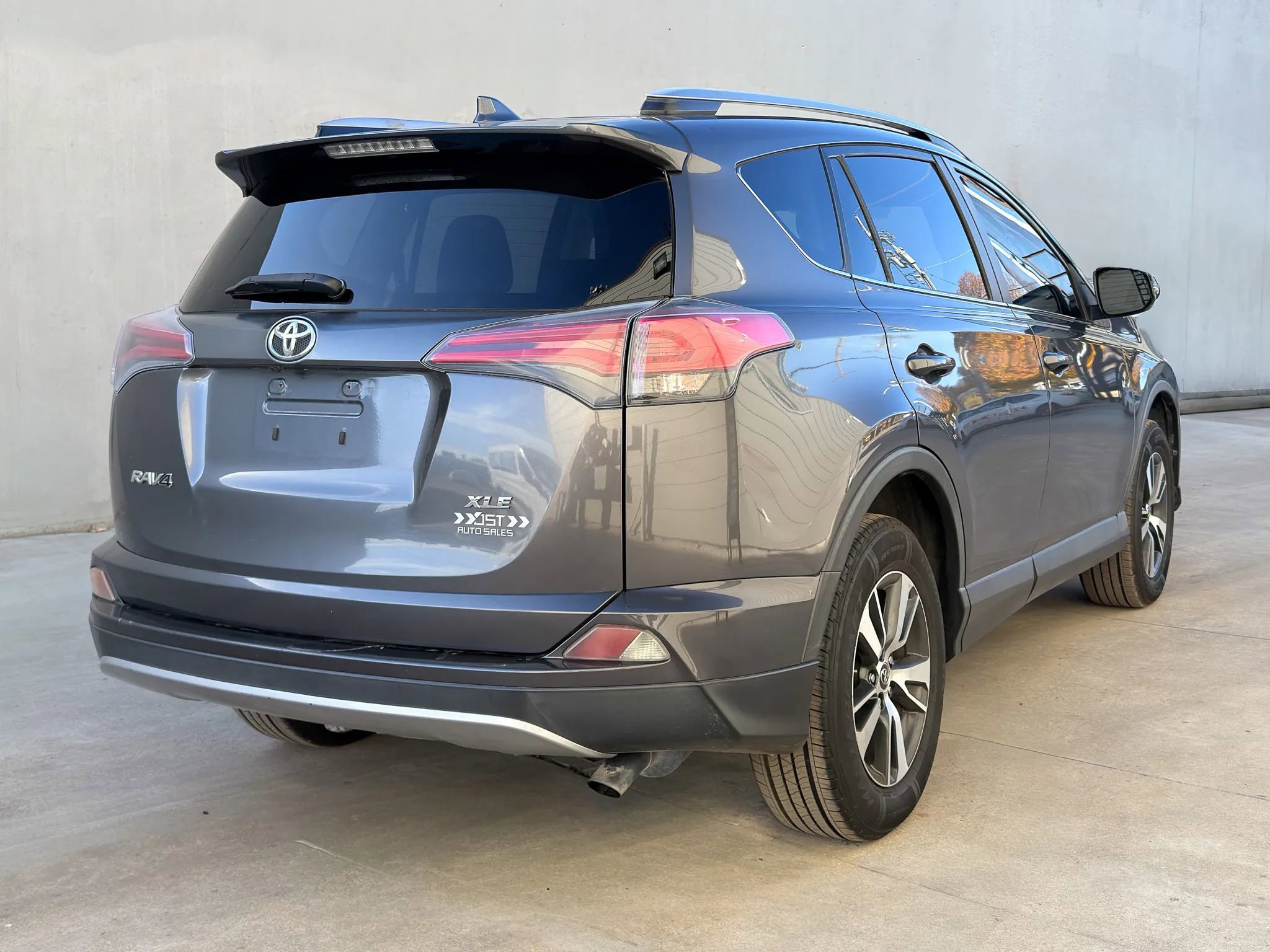 Used 2018 Toyota RAV4 XLE image 8