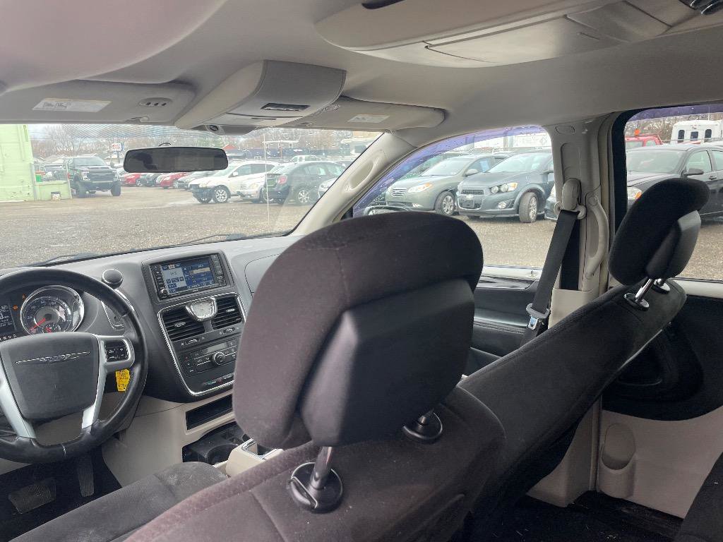 Used 2011 Chrysler Town & Country Touring image 8