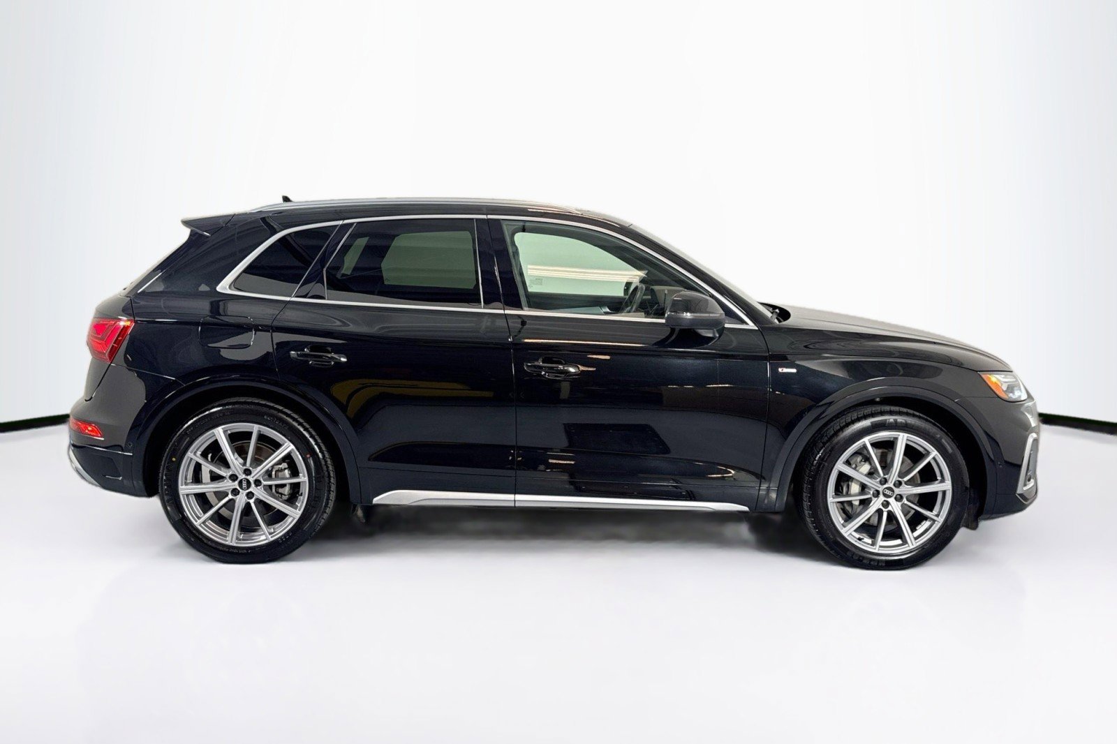 Used 2022 Audi Q5 e Prestige w/ Prestige Package image 4