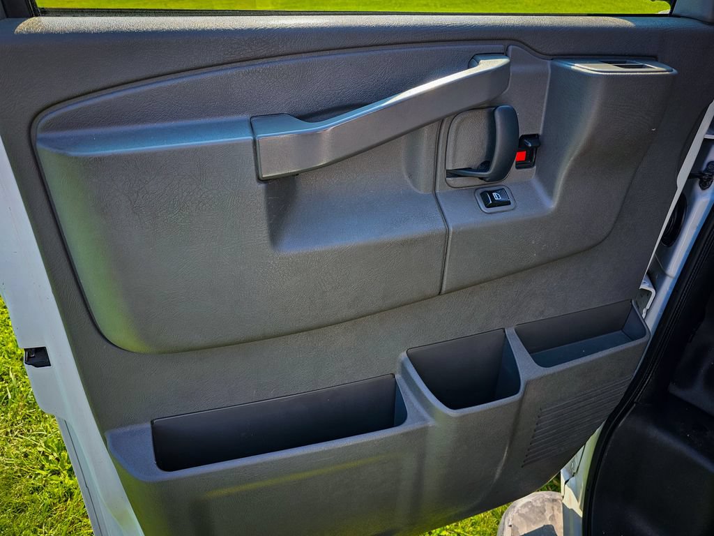 Used 2017 GMC Savana 2500 RWD image 9
