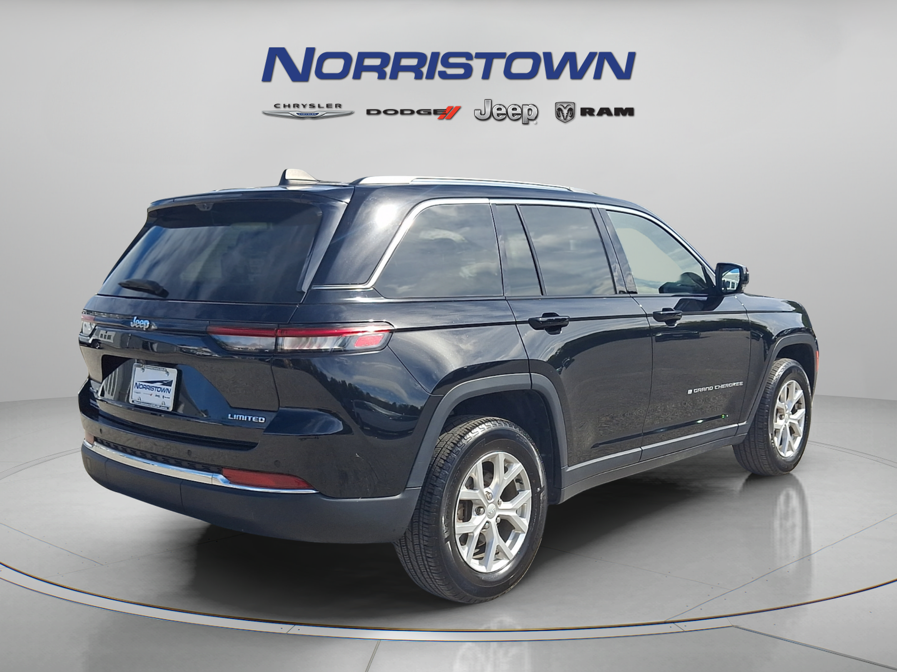Used 2023 Jeep Grand Cherokee Limited w/ Luxury Tech Group II AWD/4WD image 6