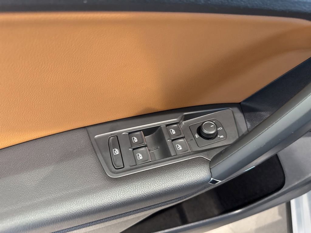 Used 2018 Volkswagen Tiguan SE image 18