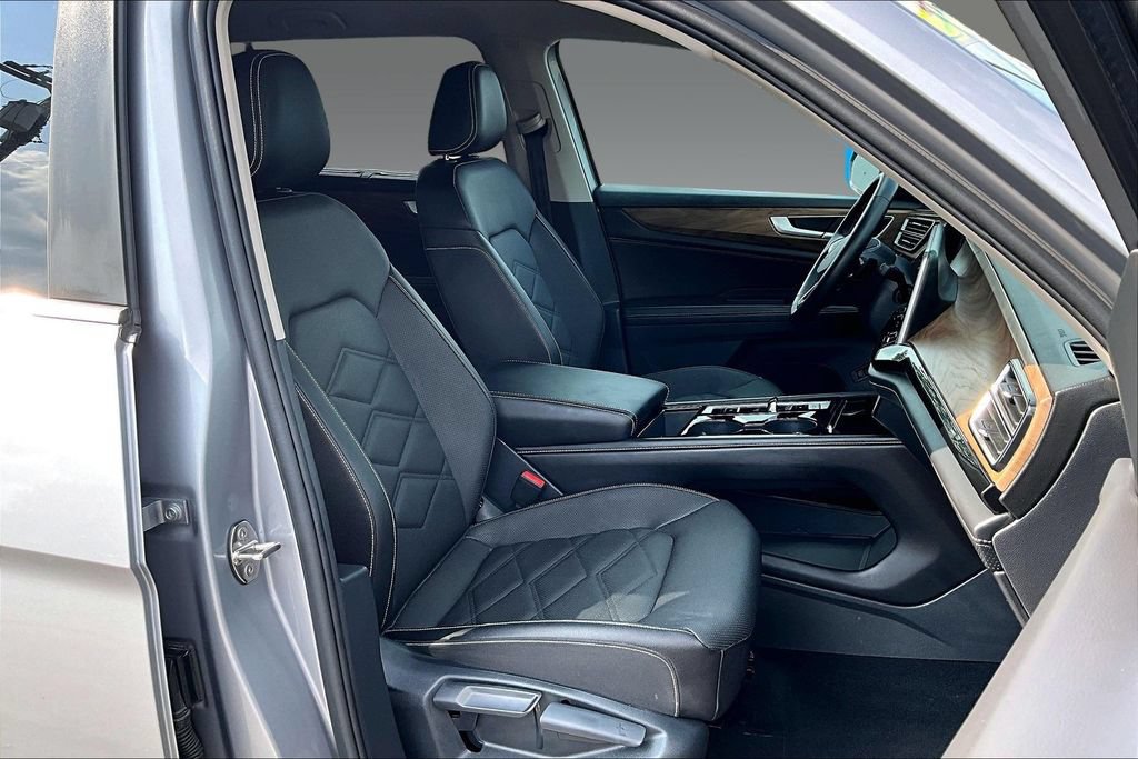 Used 2025 Volkswagen Atlas SE AWD/4WD image 4