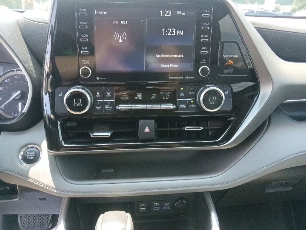 Used 2022 Toyota Highlander XLE AWD/4WD image 21