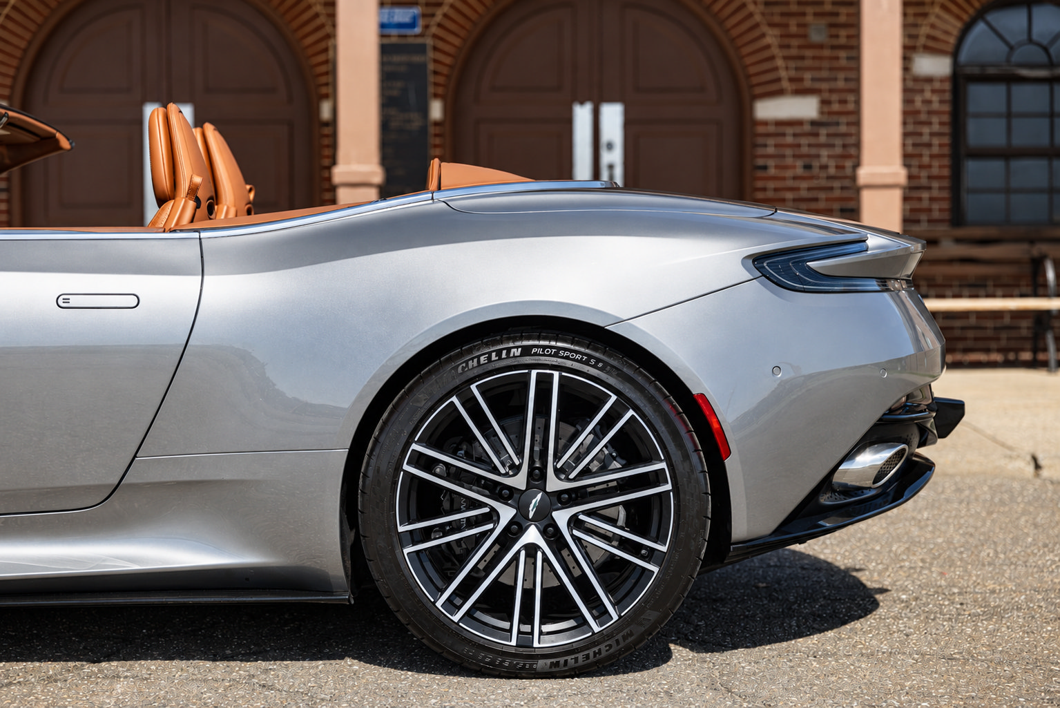 Used 2024 Aston Martin DB12 Convertible RWD image 33