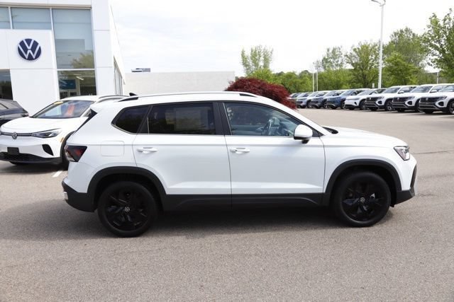 Used 2025 Volkswagen Taos SE w/ Black Wheel Package FWD image 2