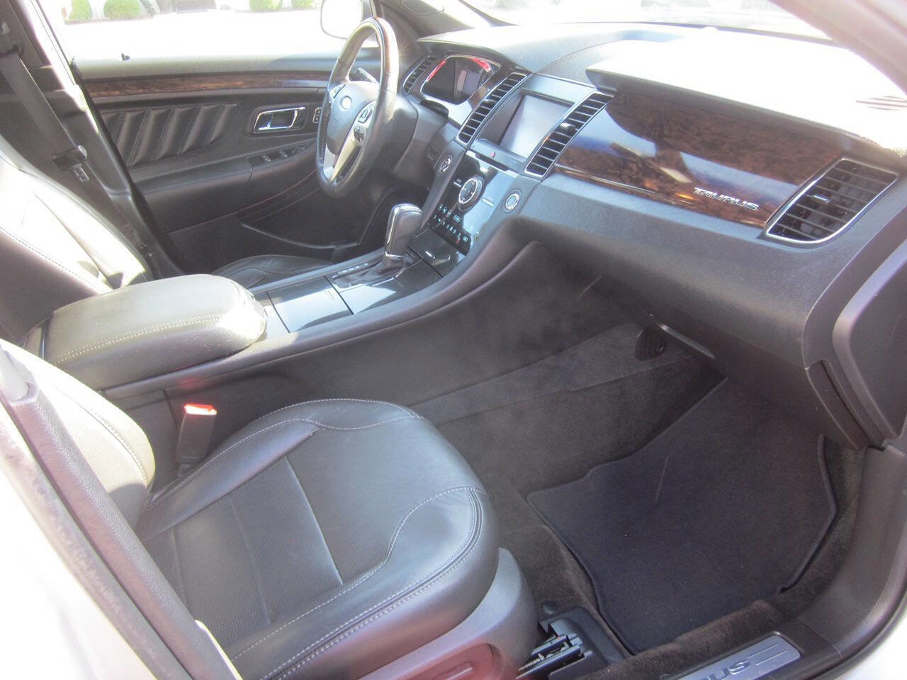 Used 2013 Ford Taurus Limited FWD image 14