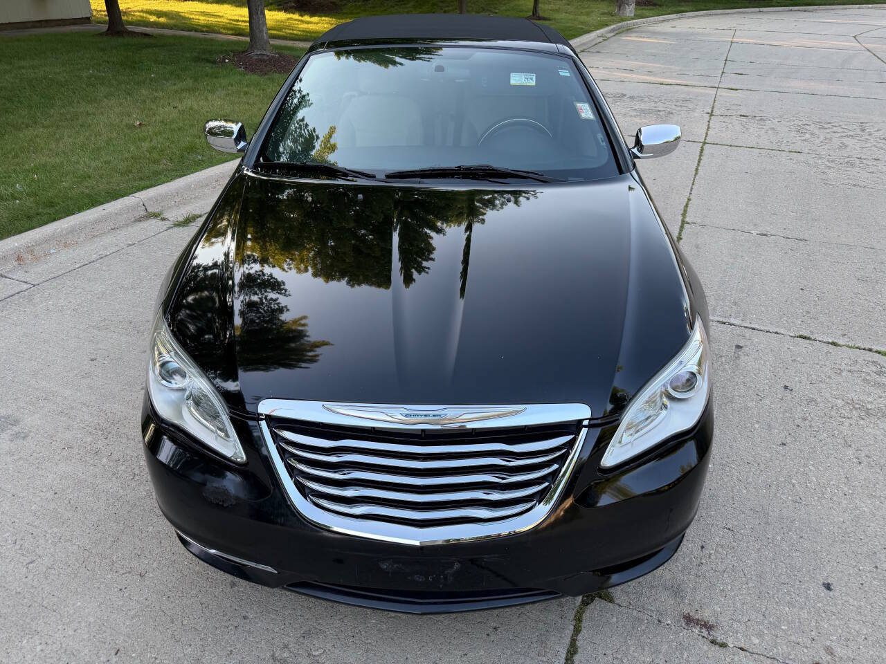 Used 2011 Chrysler 200 Touring FWD image 2