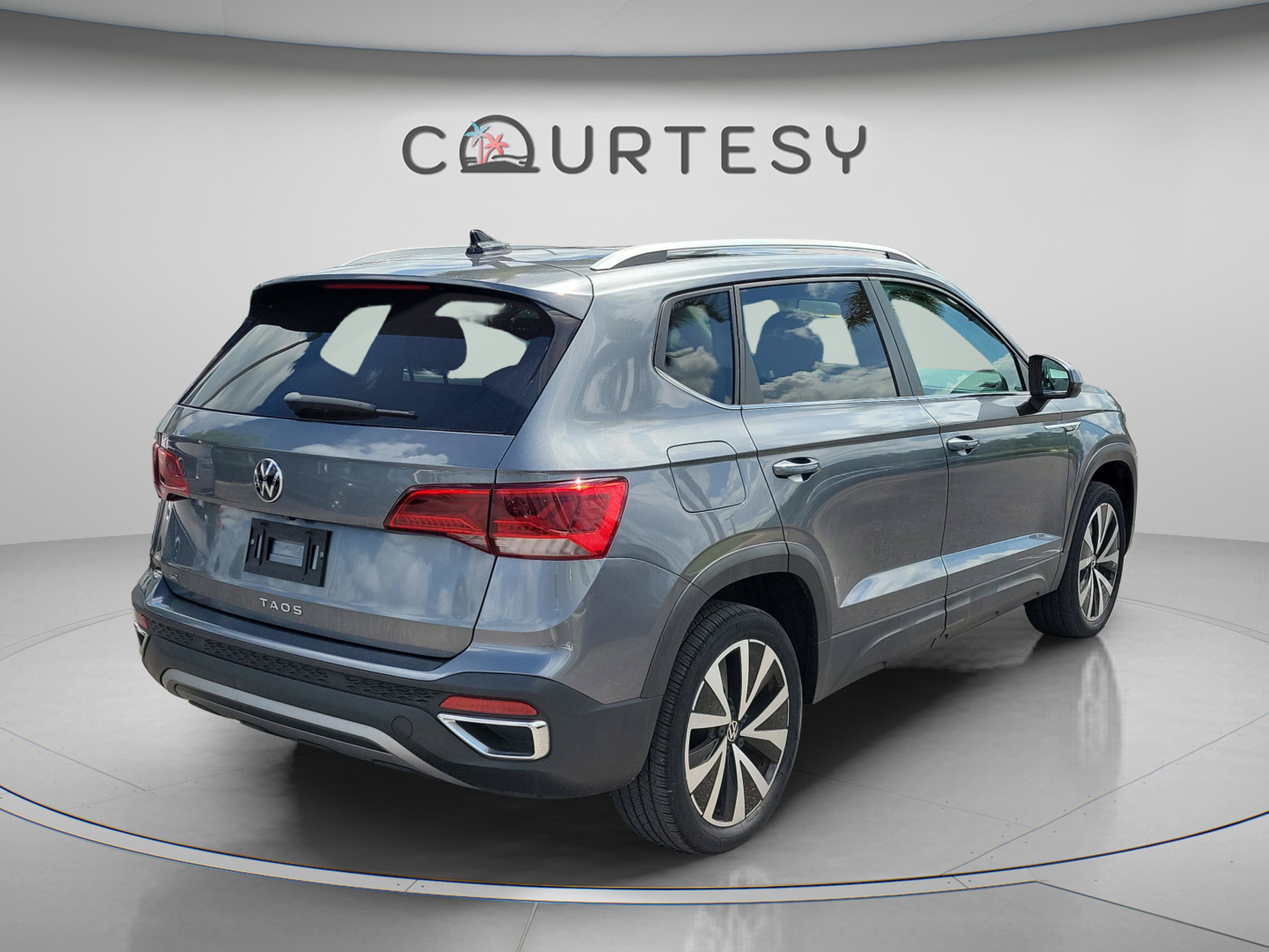 Used 2022 Volkswagen Taos SE FWD image 4