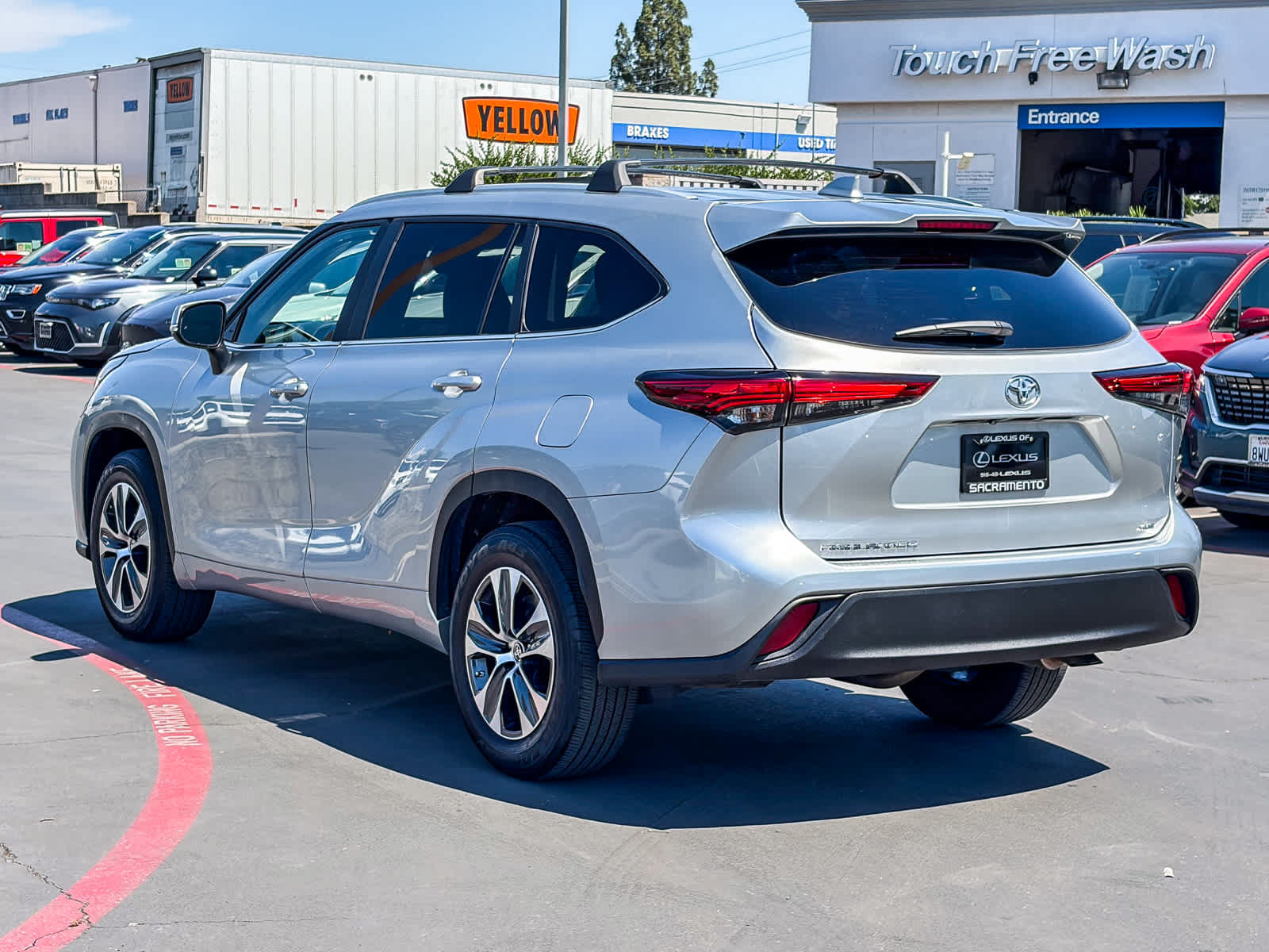 Used 2023 Toyota Highlander XLE FWD image 2