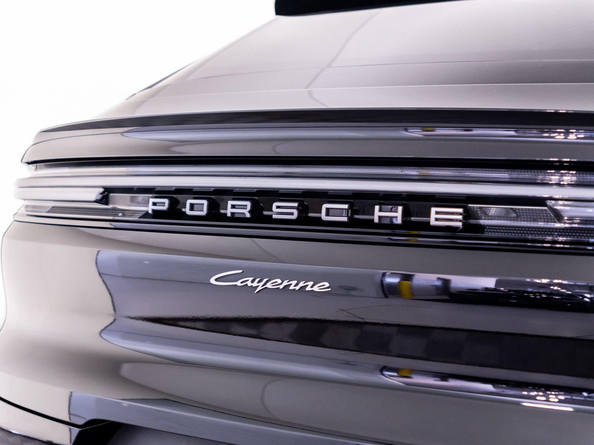 Certified 2025 Porsche Cayenne Coupe AWD/4WD image 38