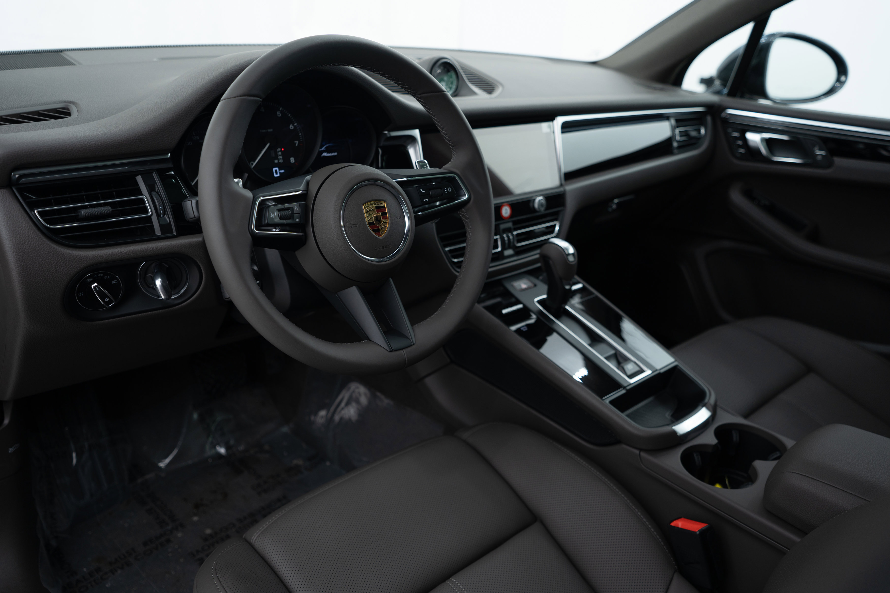 Certified 2025 Porsche Macan image 4